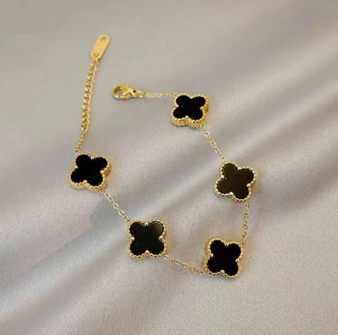 Ruhi bracelet black.