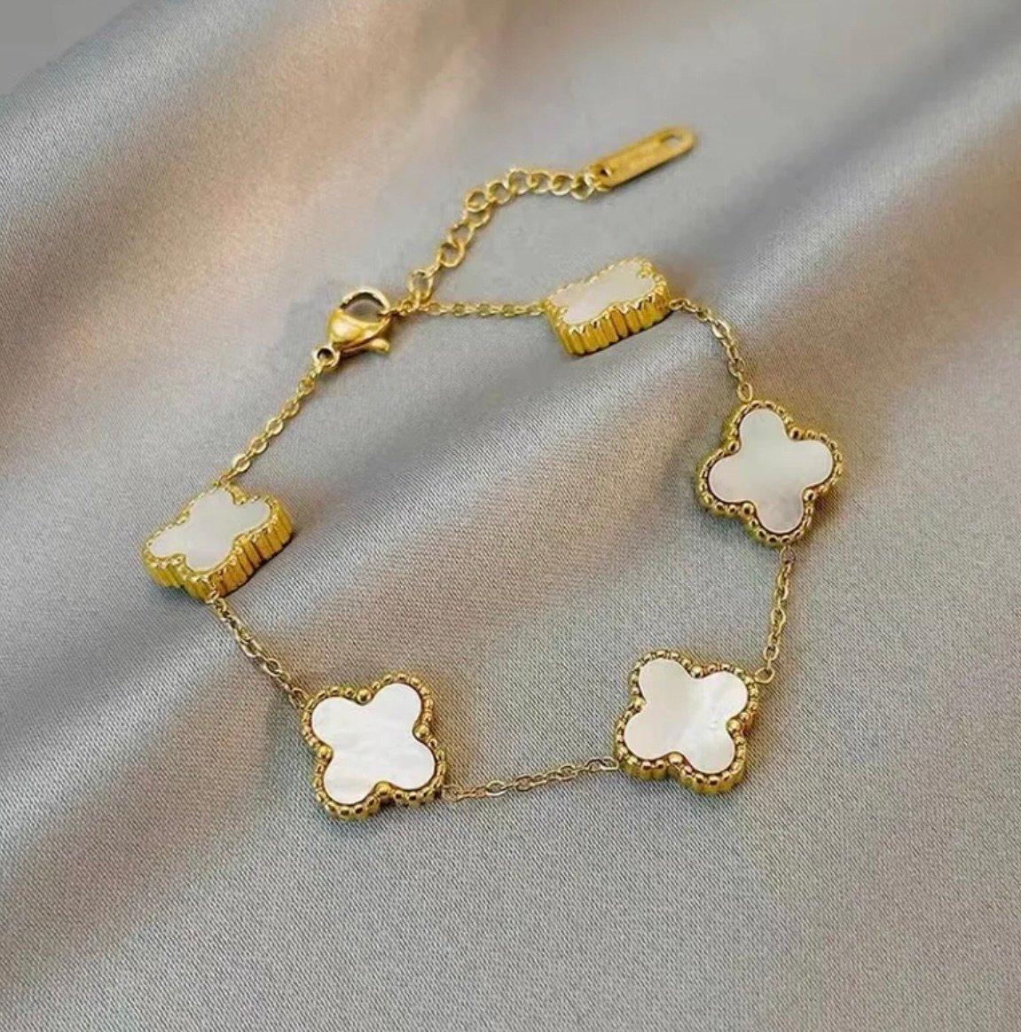 Ruhi bracelet white.