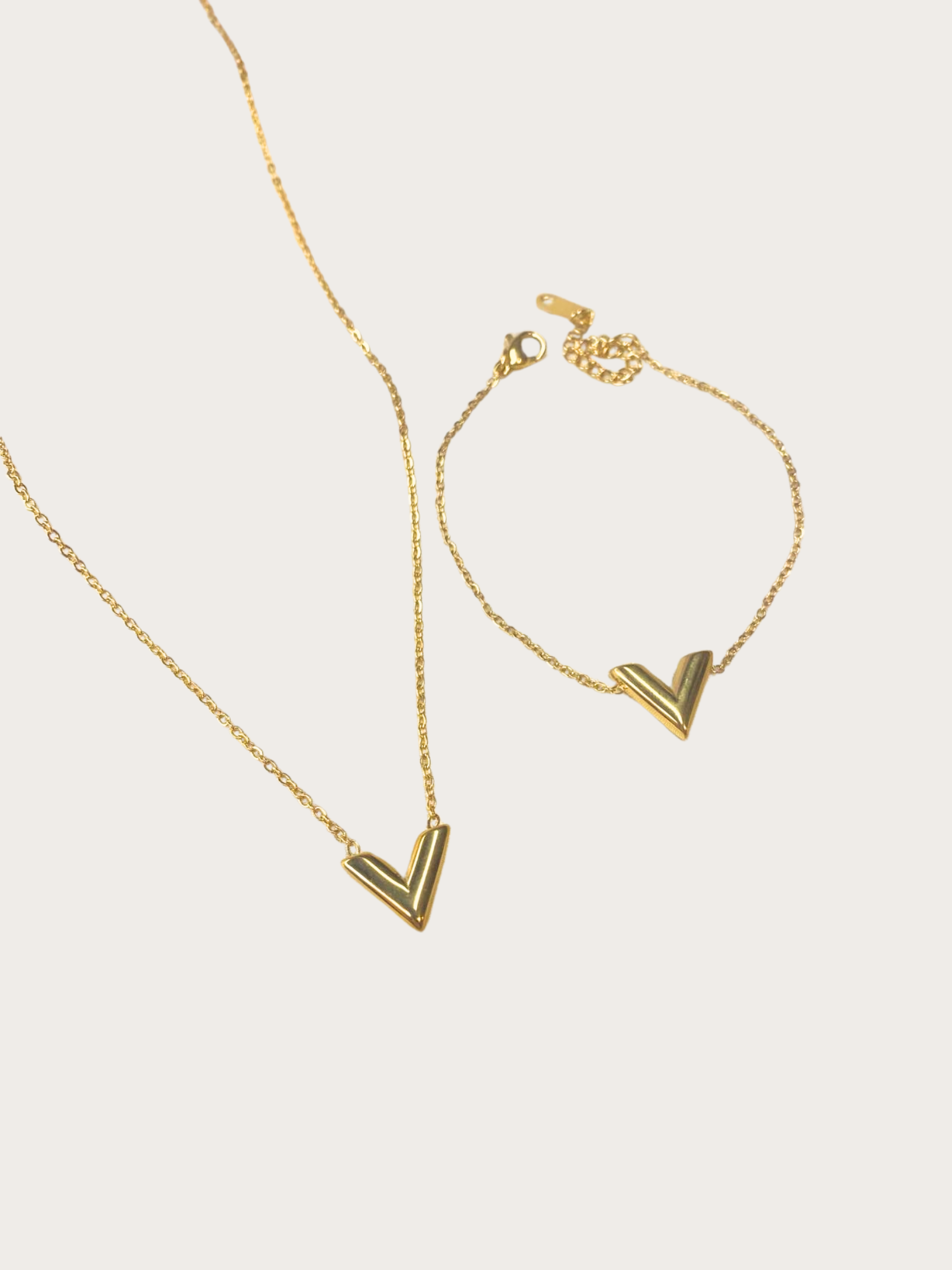 V set gold V necklace and bracelet set in gold, made from waterproof stainless steel